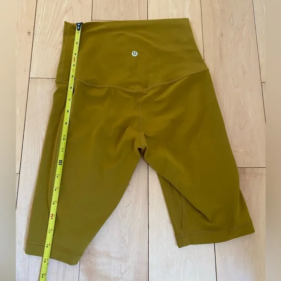 Luluemon Athletica - GOLD SET - High Neck Bra & High-Rise 8” Short - Picture 4 of 6